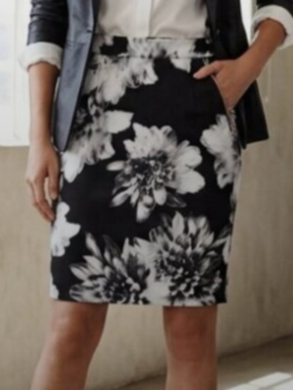 H&M Black & White Floral Pencil Skirt Gold Zips Size 12